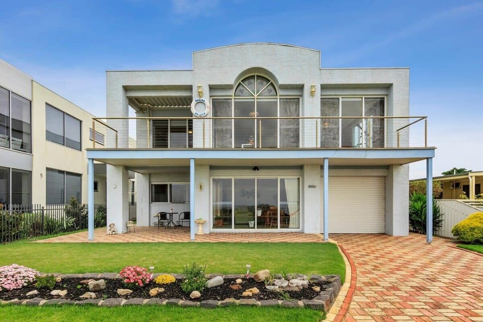 Situated on the shores of Half Moon Bay, this beautifully presented home boasts absolute bay frontage.