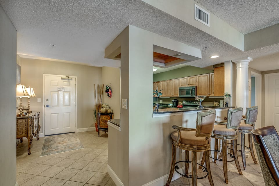 Eat-in kitchen bar seating