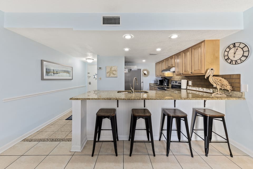 Large bar area for extra dining space