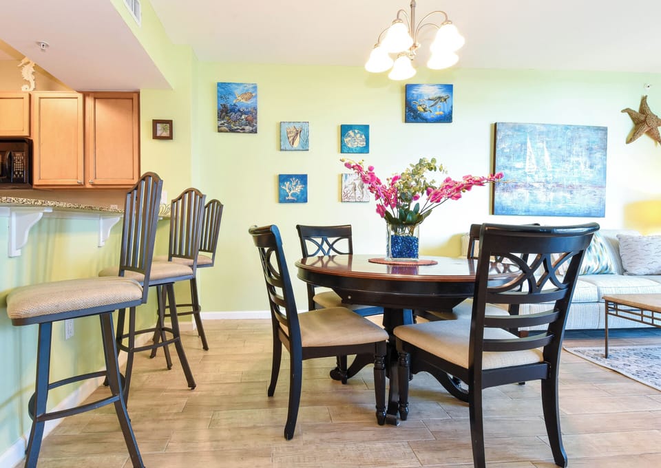 The Palms of Destin 1414 - Dining Area and Breakfast Bar