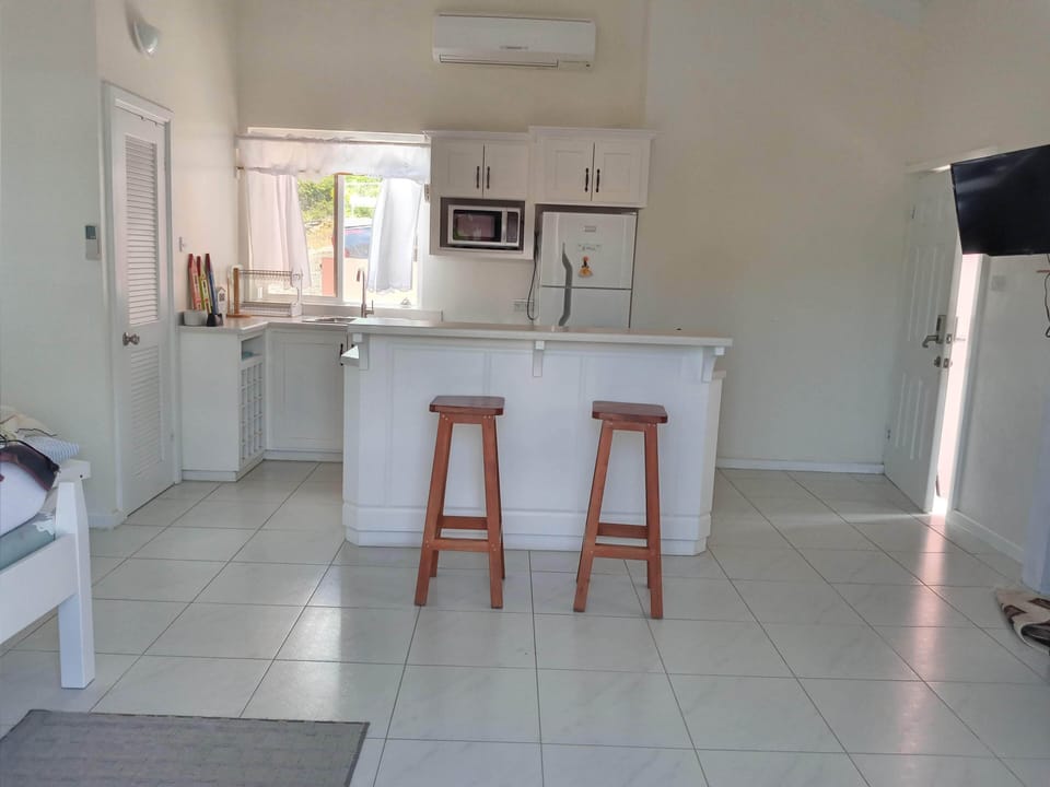 Breakfast Bar and Full Kitchen