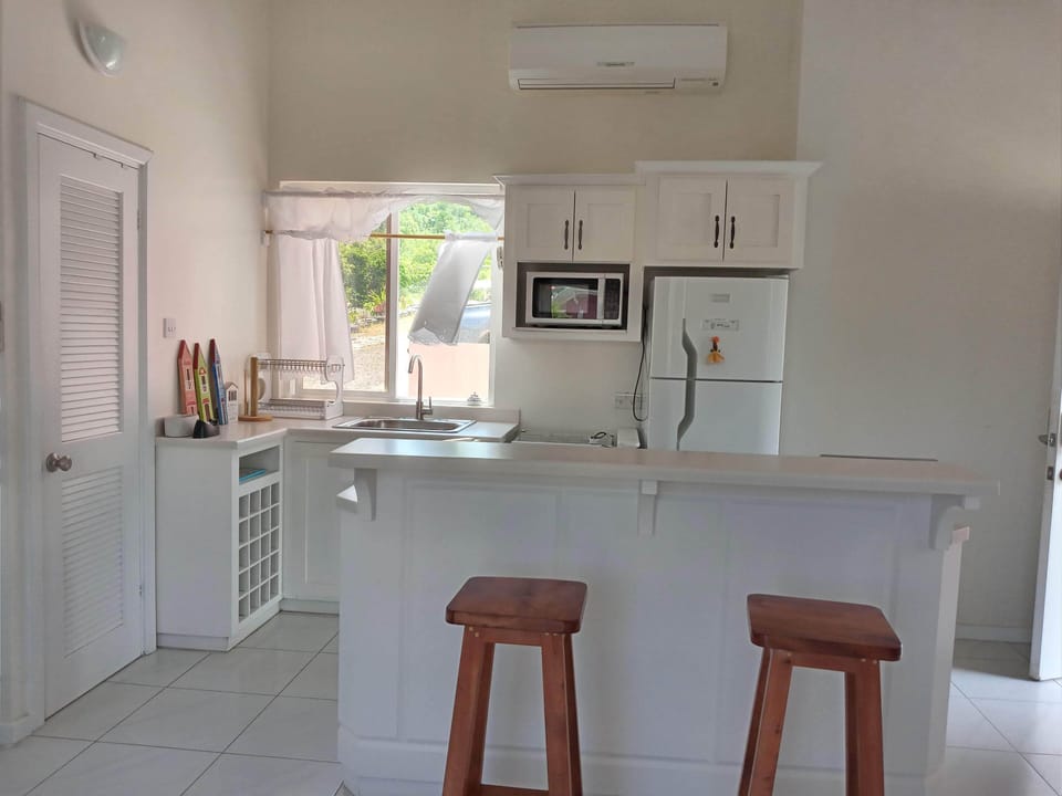 Breakfast Bar and Full Kitchen