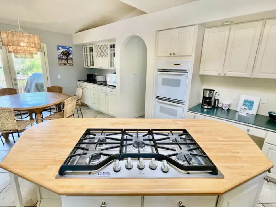 Make your meals on this large island cooktop with 5 burners