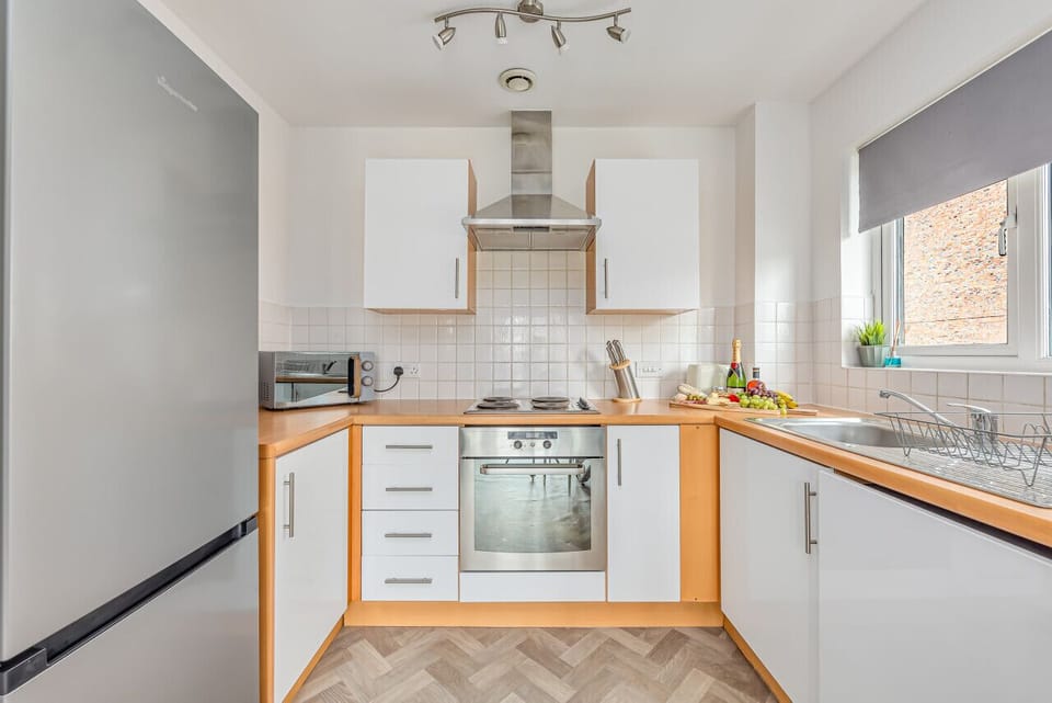 Enjoy the comfort of cooking at home with a fully equipped kitchen which features a fridge freezer, oven, stove, microwave, kettle, toaster, cookware, tableware, and utensils that are all provided.