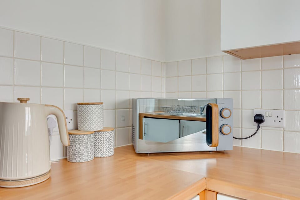 Enjoy the comfort of cooking at home with a fully equipped kitchen which features a fridge freezer, oven, stove, microwave, kettle, toaster, cookware, tableware, and utensils that are all provided.