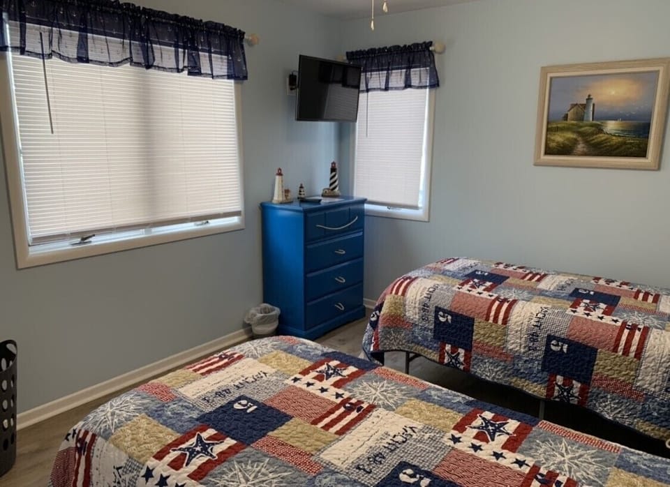 twin beds alternate view