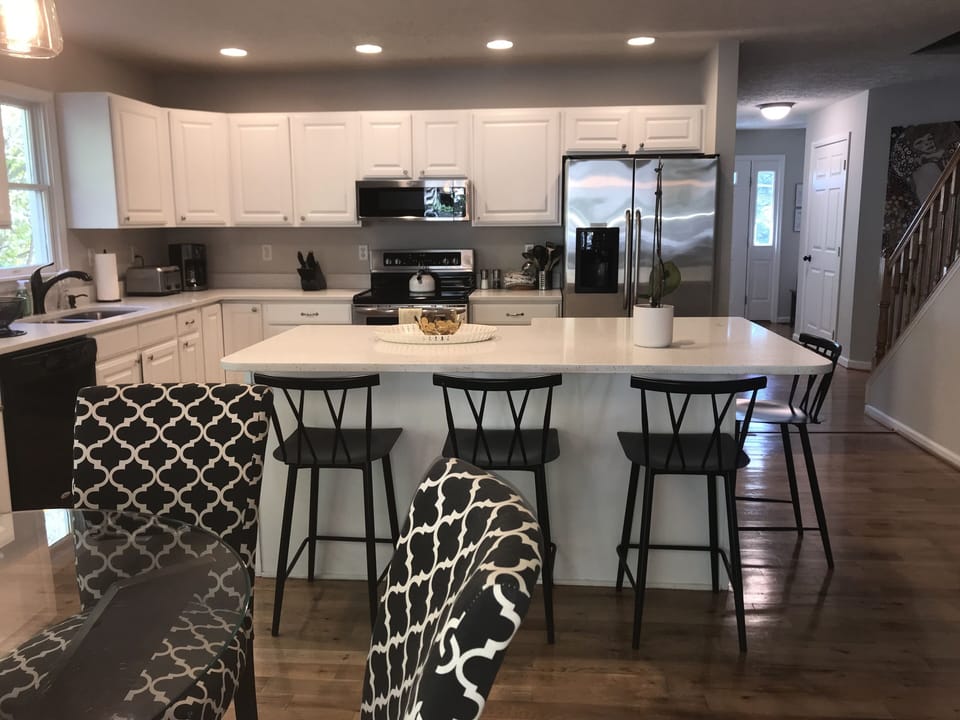 Eat-in kitchen seats 8