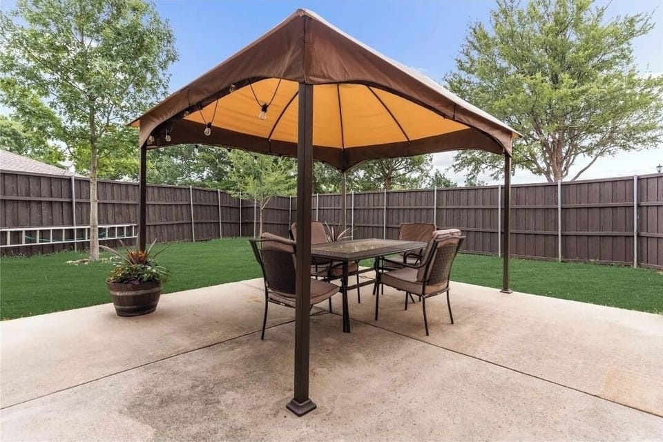Outdoor dining