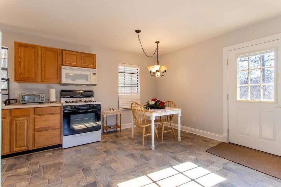 Kitchen/Dining Area