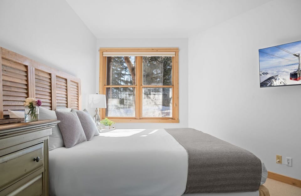 King Bedroom-Lower Level
