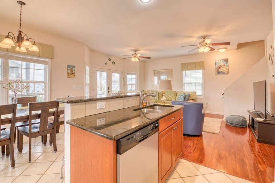 Kitchen & Dining
