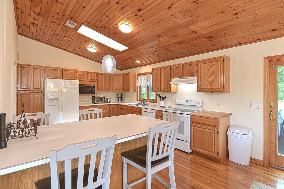 Full kitchen.