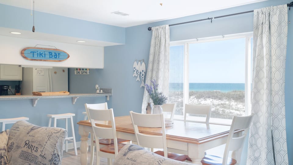 Dinning room and breakfast bar 