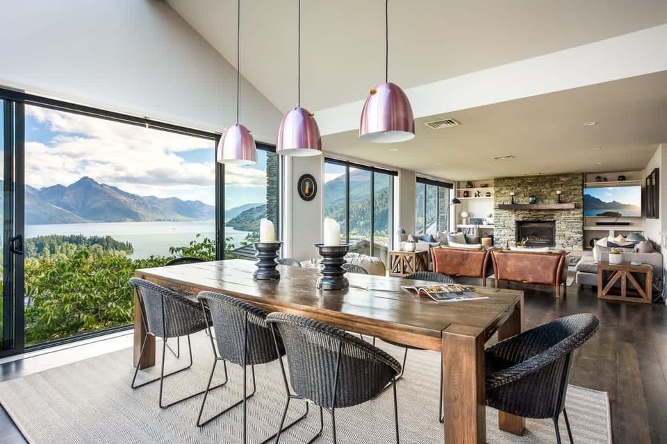 Luxury Dining Experience Indulge in a dining experience like no other, with large windows framing the iconic beauty of Lake Wakatipu and The Remarkables.