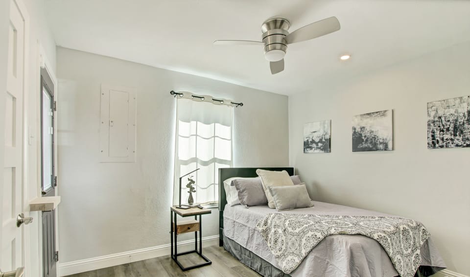 3rd Bedroom w/Full Bed and Hulu+Live TV