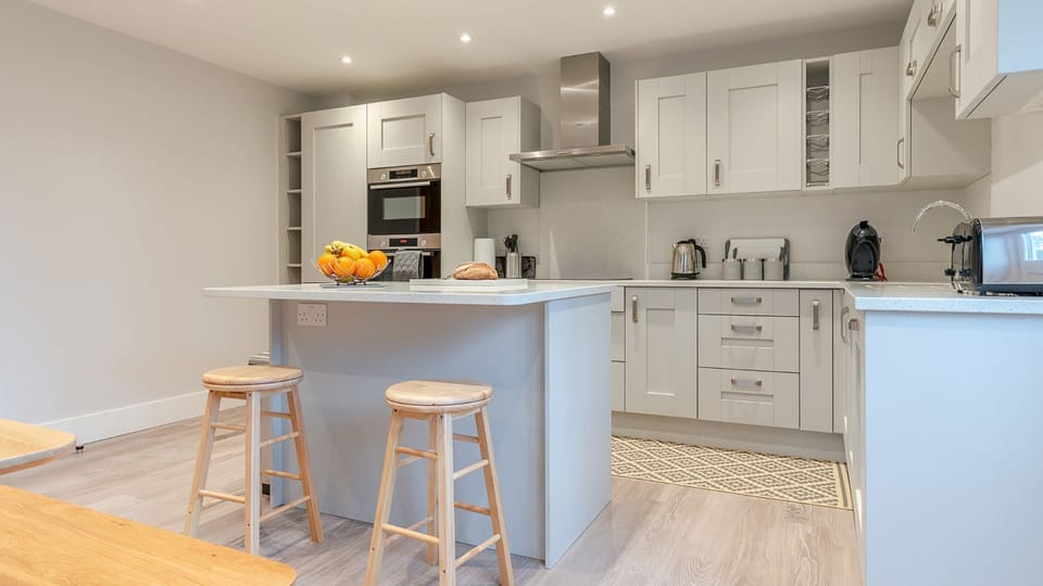 Kitchen with island, Maple House, Bolthole Retreats