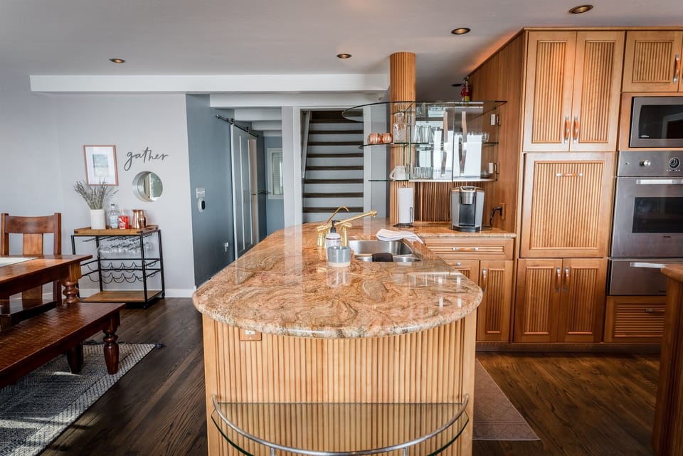 Full kitchen and dining table off of kitchen