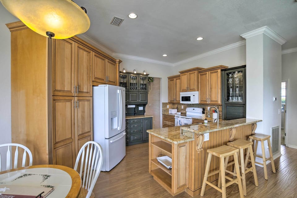 Kitchen | Fully Equipped w/Cooking Basics