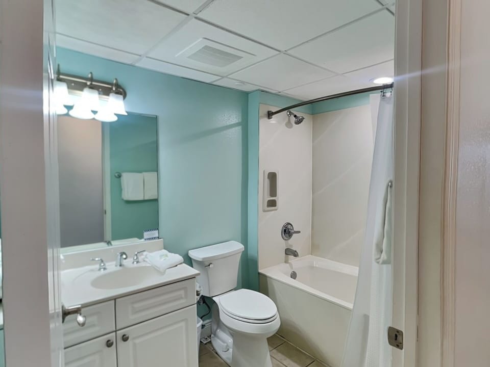 Full Bathroom - Shower/Tub Combo