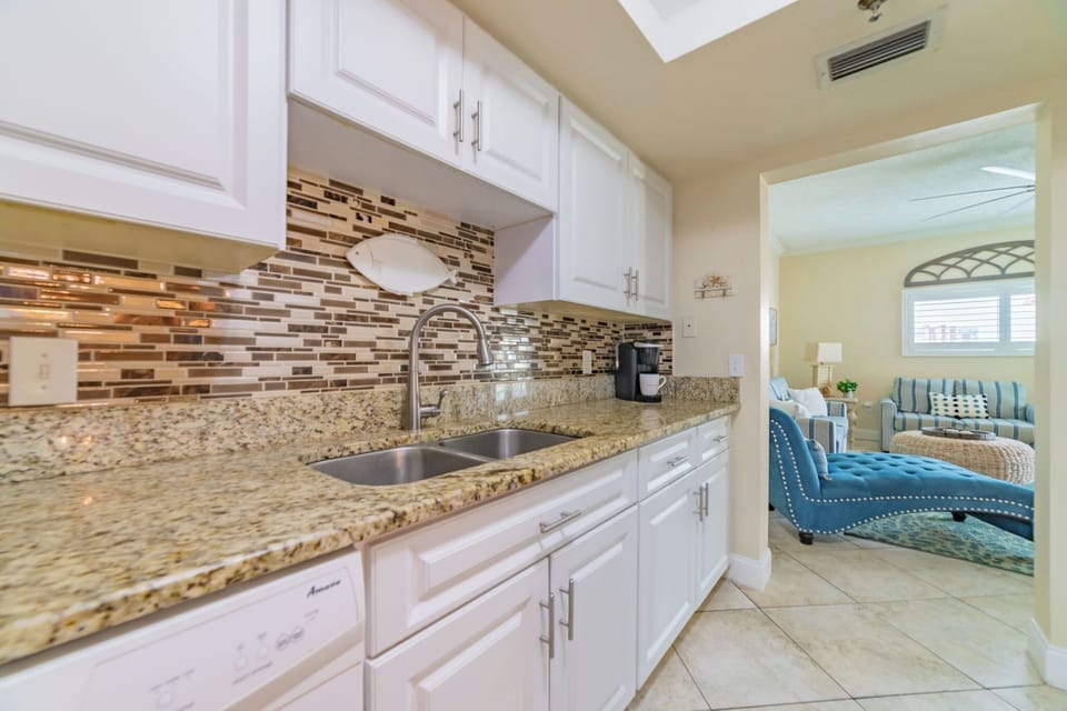 Granite and tile floor and plenty of cabs.