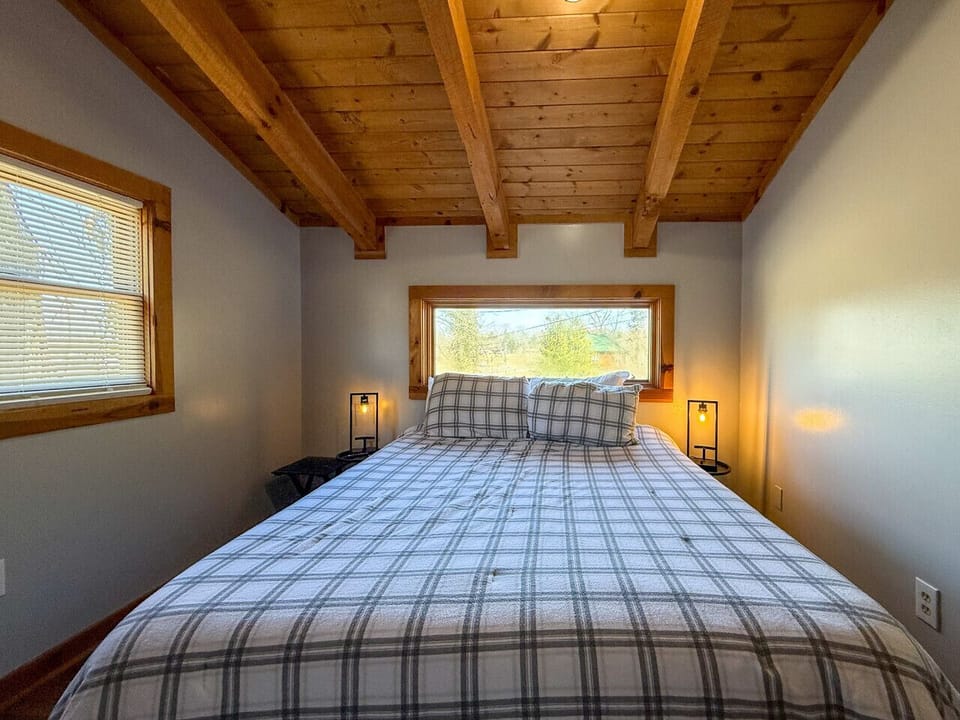 Bedroom 2- Queen