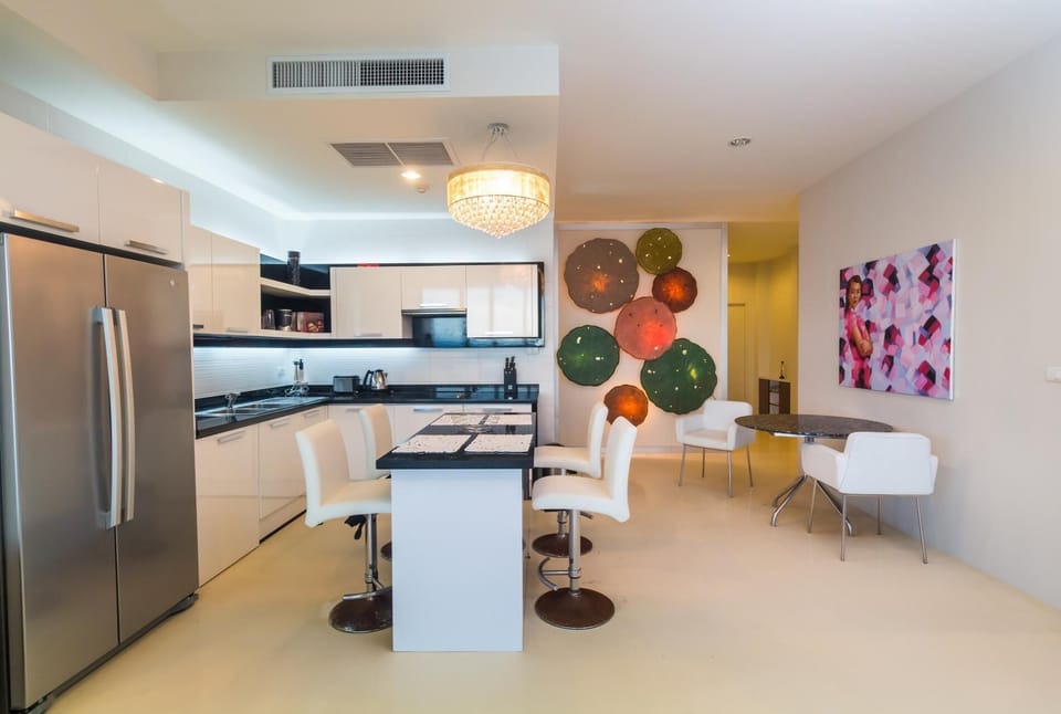 Seaview penthouse in Karon, walk to beach & shops! (1675)