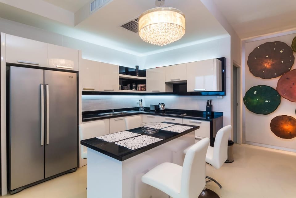 Seaview penthouse in Karon, walk to beach & shops! (1674)