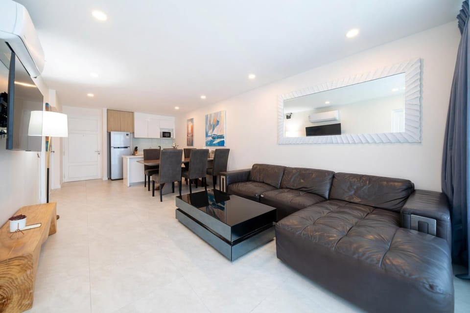 Bright sea view apartment with jacuzzi at Baycliff (14551)