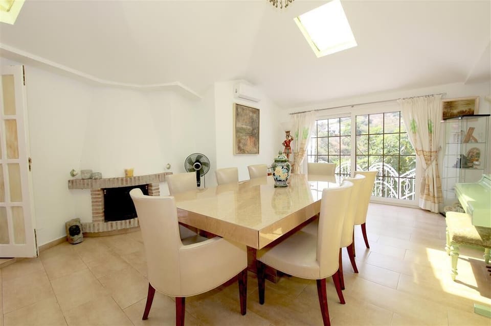 Bright and spacious dining room with space for eight guests