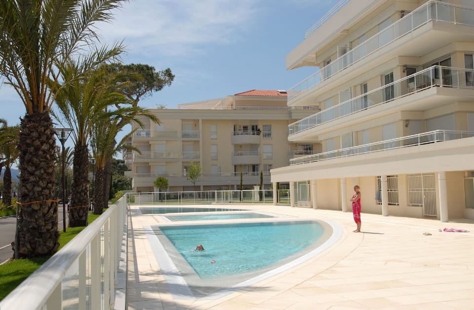 RP 217 . 11 The Swimming pool
