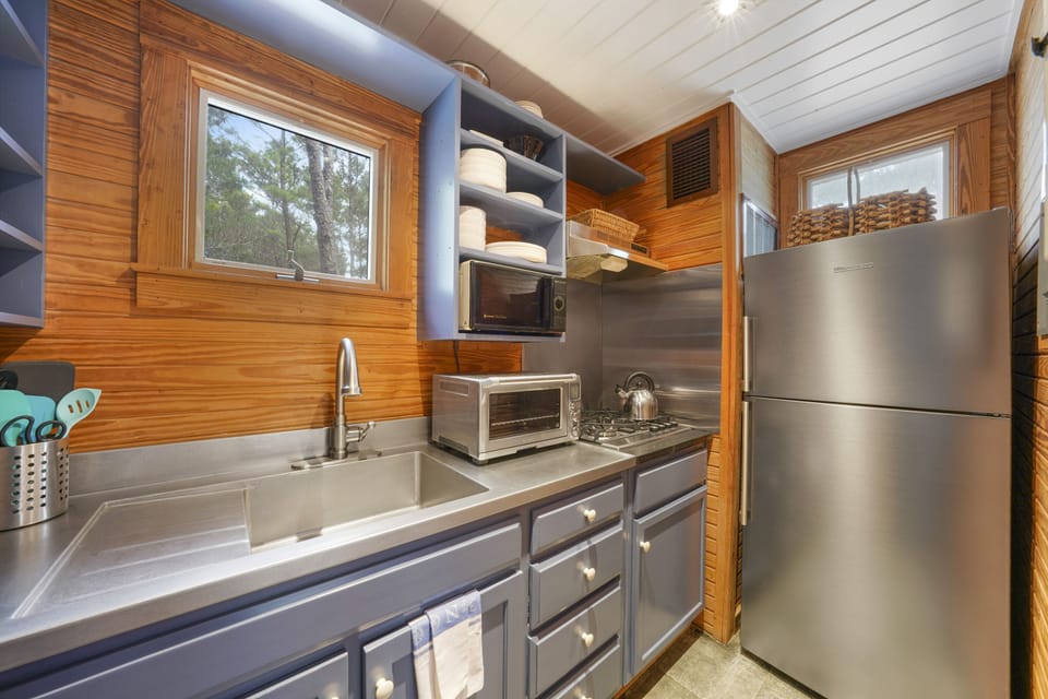 RENOVATED KITCHEN, NEW FRIDGE W/ICE MAKER