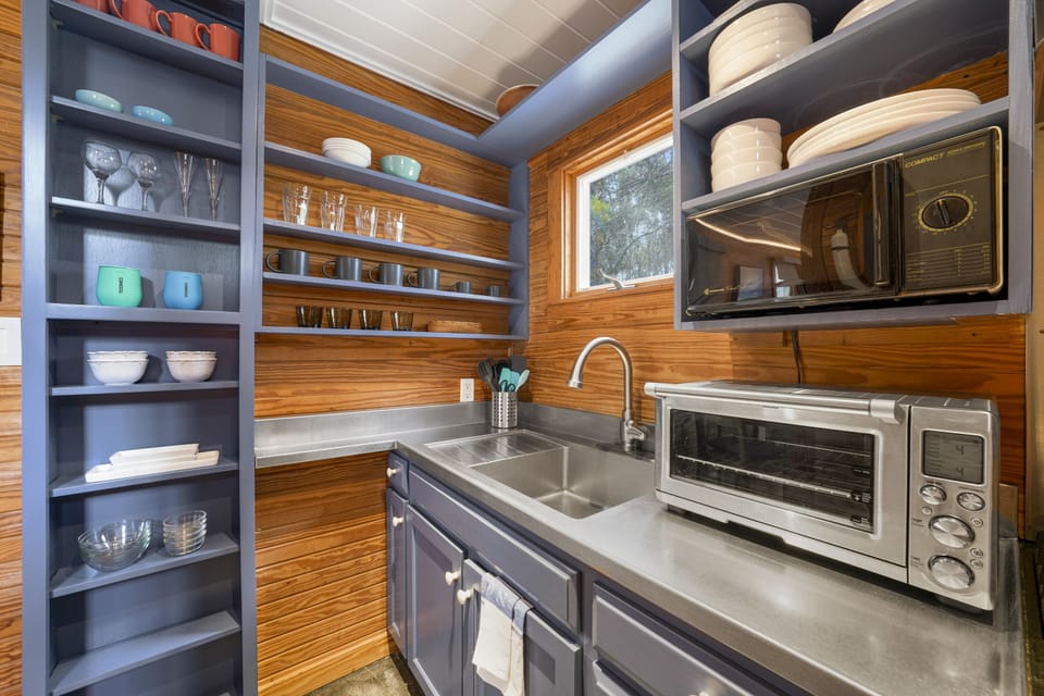 KITCHEN W/PLENTY OF BUILT IN STORAGE