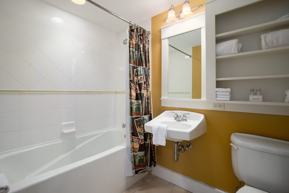 Guest Bathroom with tub/shower