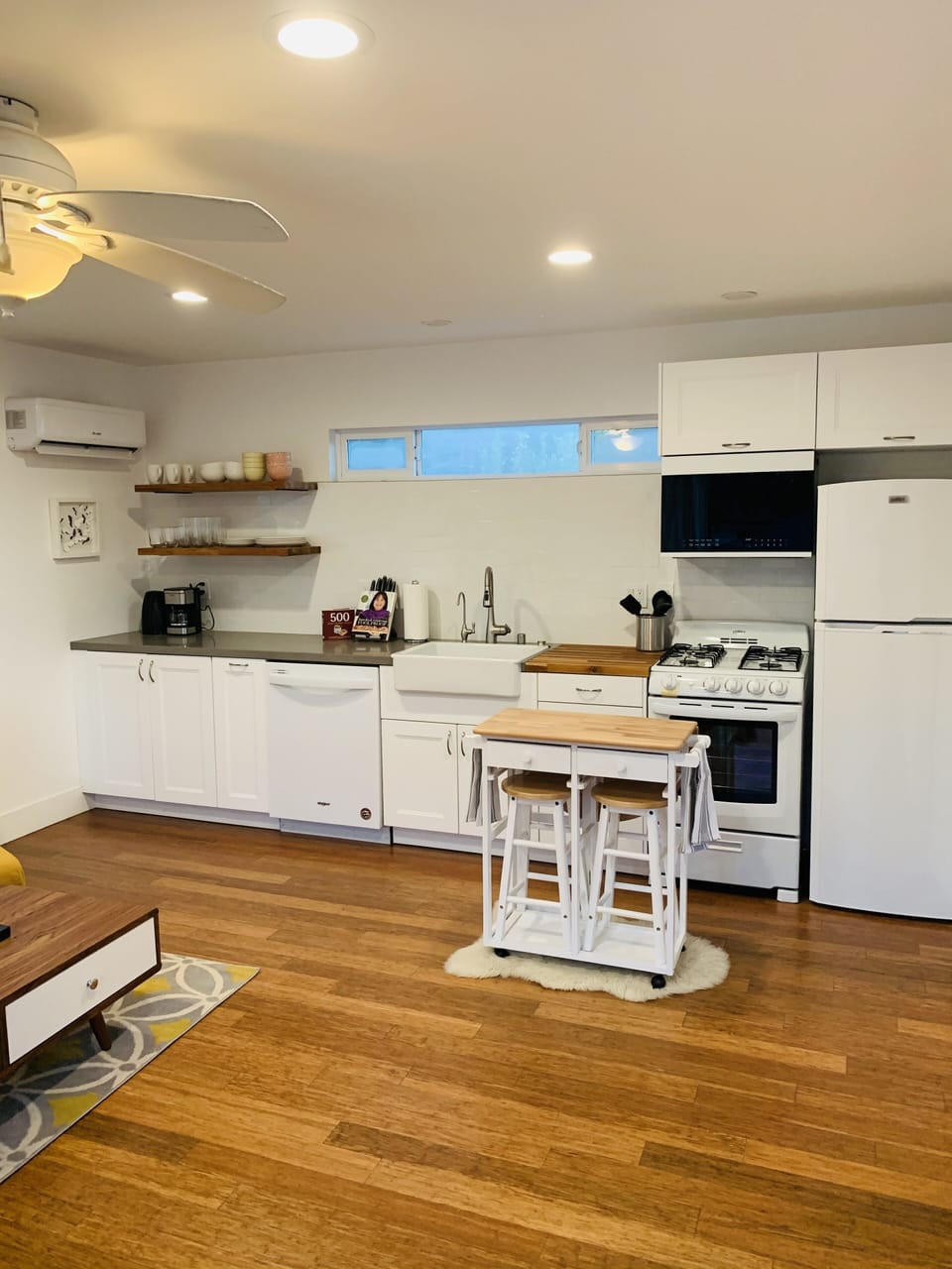Fully stocked kitchen w/stove, gas oven, microwave, full refrig, dishwasher