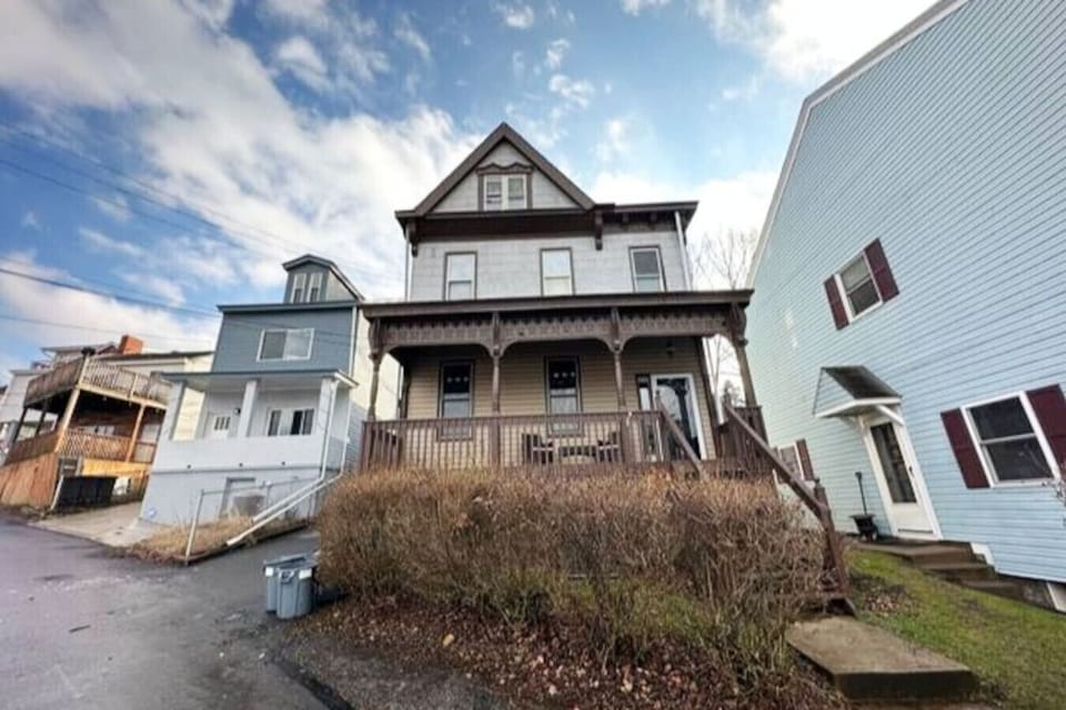 FRONT OF HOUSE