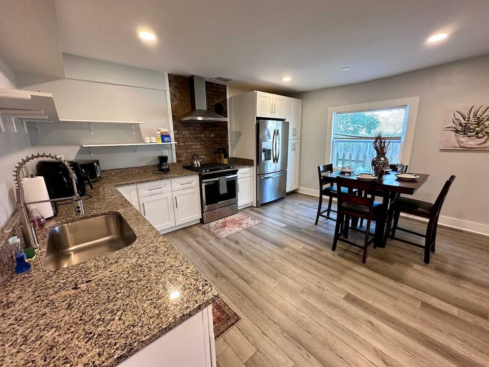 DINING & KITCHEN