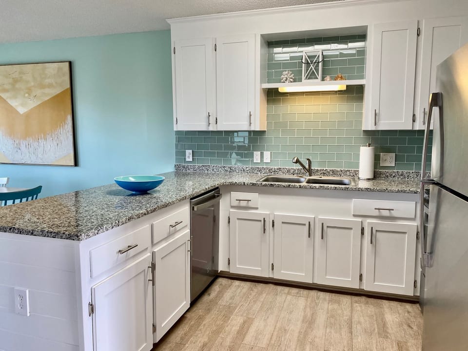 Kitchen island open into the dining area 