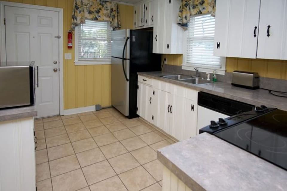 Fully equipped kitchen to make meal prep easy.