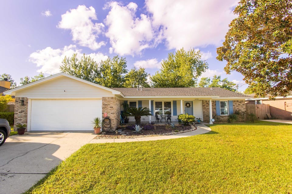 Entire house with 3 bedroms, a game room and a large yard, perfect for families