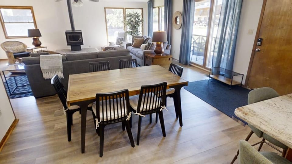 4th-Quarter-Dinning Table Area