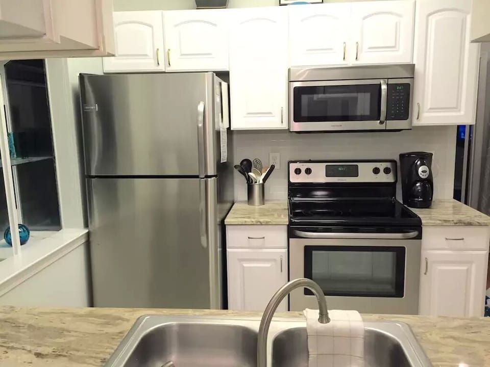 Kitchen with cookware and utensils provided!