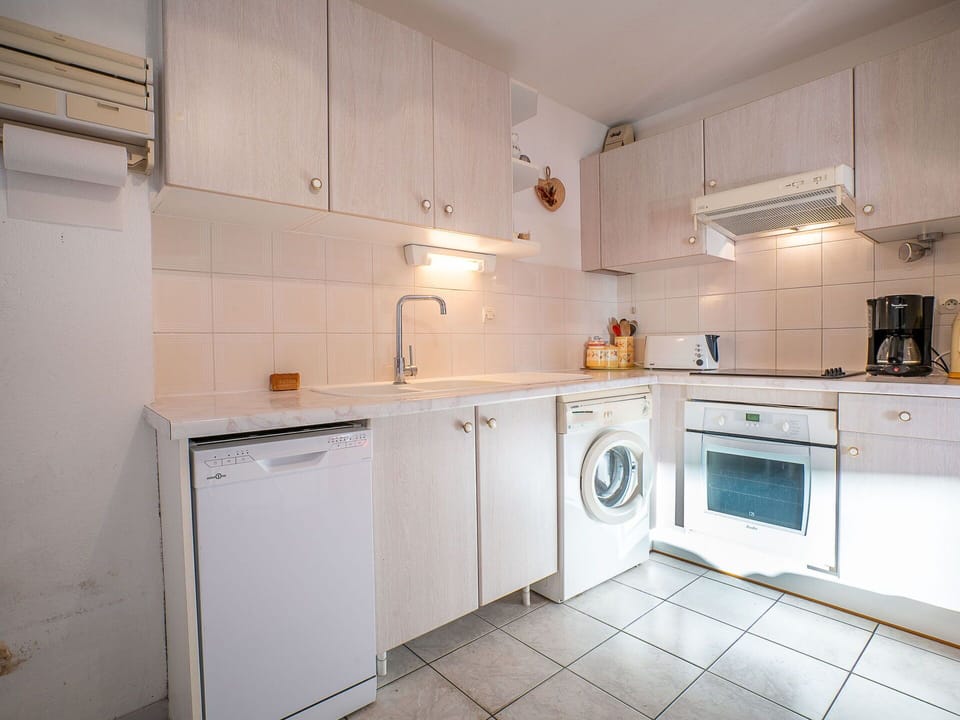 Cabinetry, Kitchen Appliance, Kitchen, Kitchen Stove, Building, Countertop, Interior Design, Major Appliance, Stove, Wood