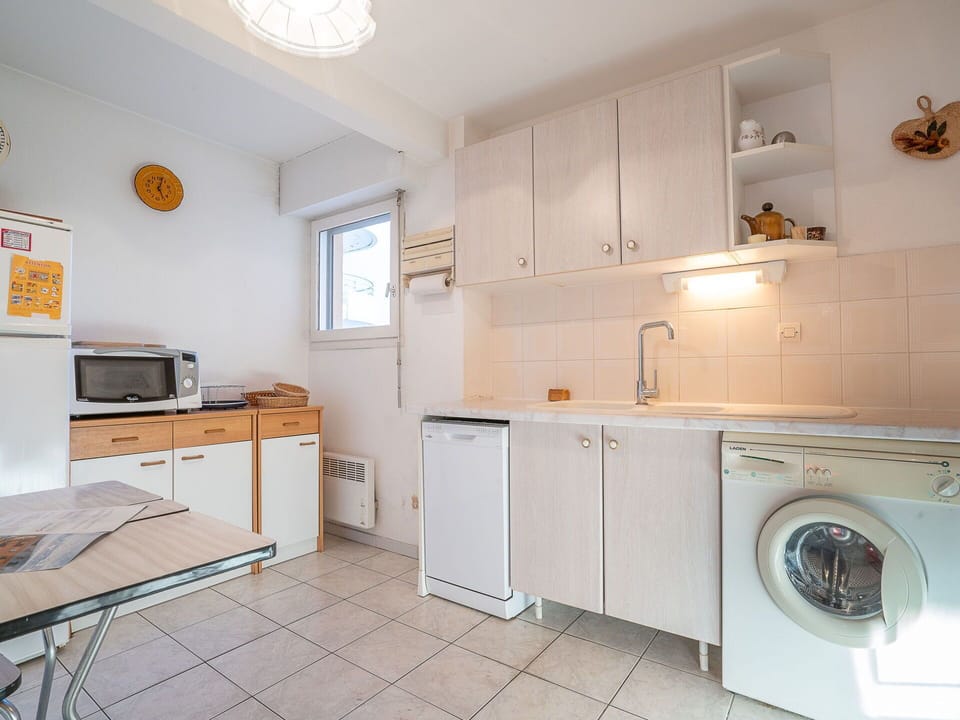 Cabinetry, Property, Kitchen Sink, Furniture, Sink, Tap, Building, Countertop, Plumbing Fixture, Kitchen