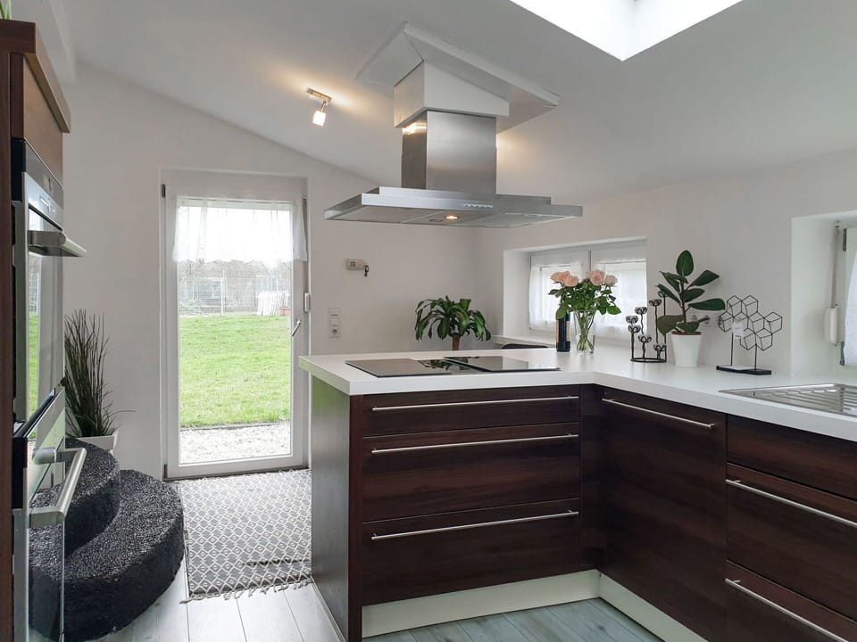 Cabinetry, Countertop, Plant, Wood, Houseplant, Building, Drawer, Interior Design, Floor, Living Room