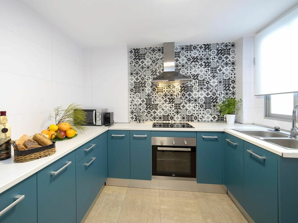 Cabinetry, Countertop, Kitchen Sink, Tap, Building, Sink, Kitchen Stove, Interior Design, Plumbing Fixture, Lighting