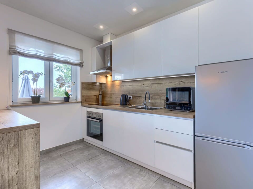 Cabinetry, Countertop, Property, Building, Kitchen Stove, Kitchen Appliance, Kitchen, Window, Wood, Home Appliance