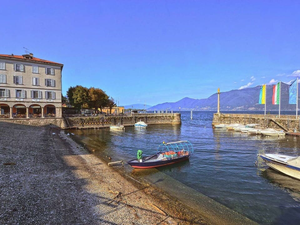 Water, Boat, Sky, Water Resources, Cloud, Watercraft, Building, Azure, Window, Vehicle