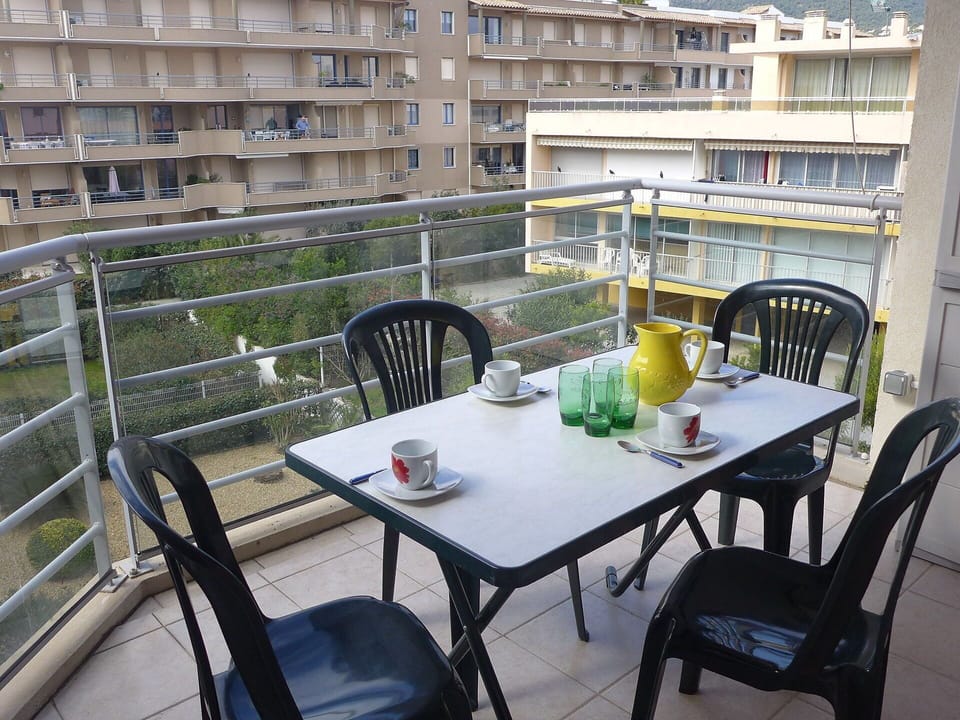 Table, Furniture, Building, Property, Chair, Tableware, Flowerpot, Plant, Outdoor Furniture, Interior Design