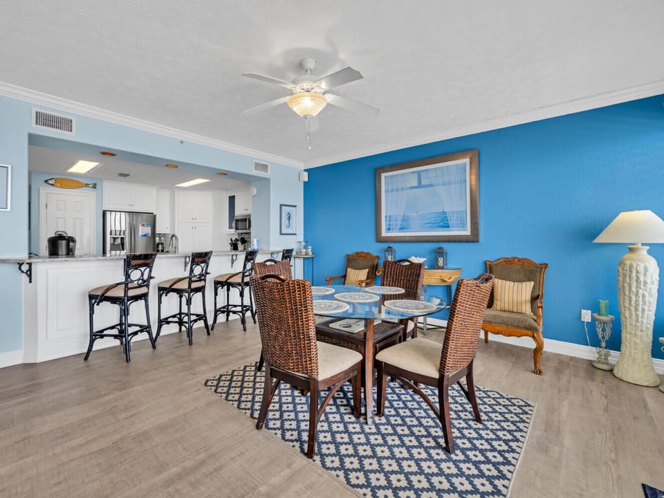Dining and eat-in bar seating