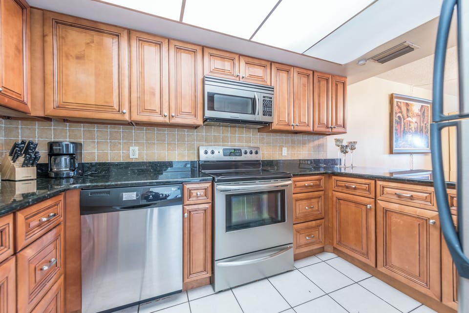 Fully equipped kitchen with classic wooden cabinetry